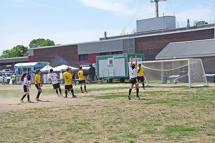 Laval’s MPs and MNAs defeat city councillors 6 – 4 in soccer match