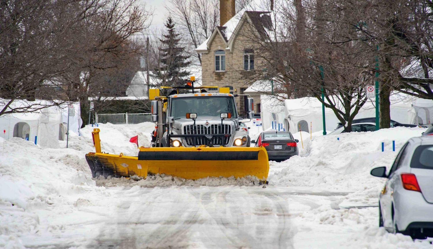 Snow removal ops continue in Laval, after latest snowfall