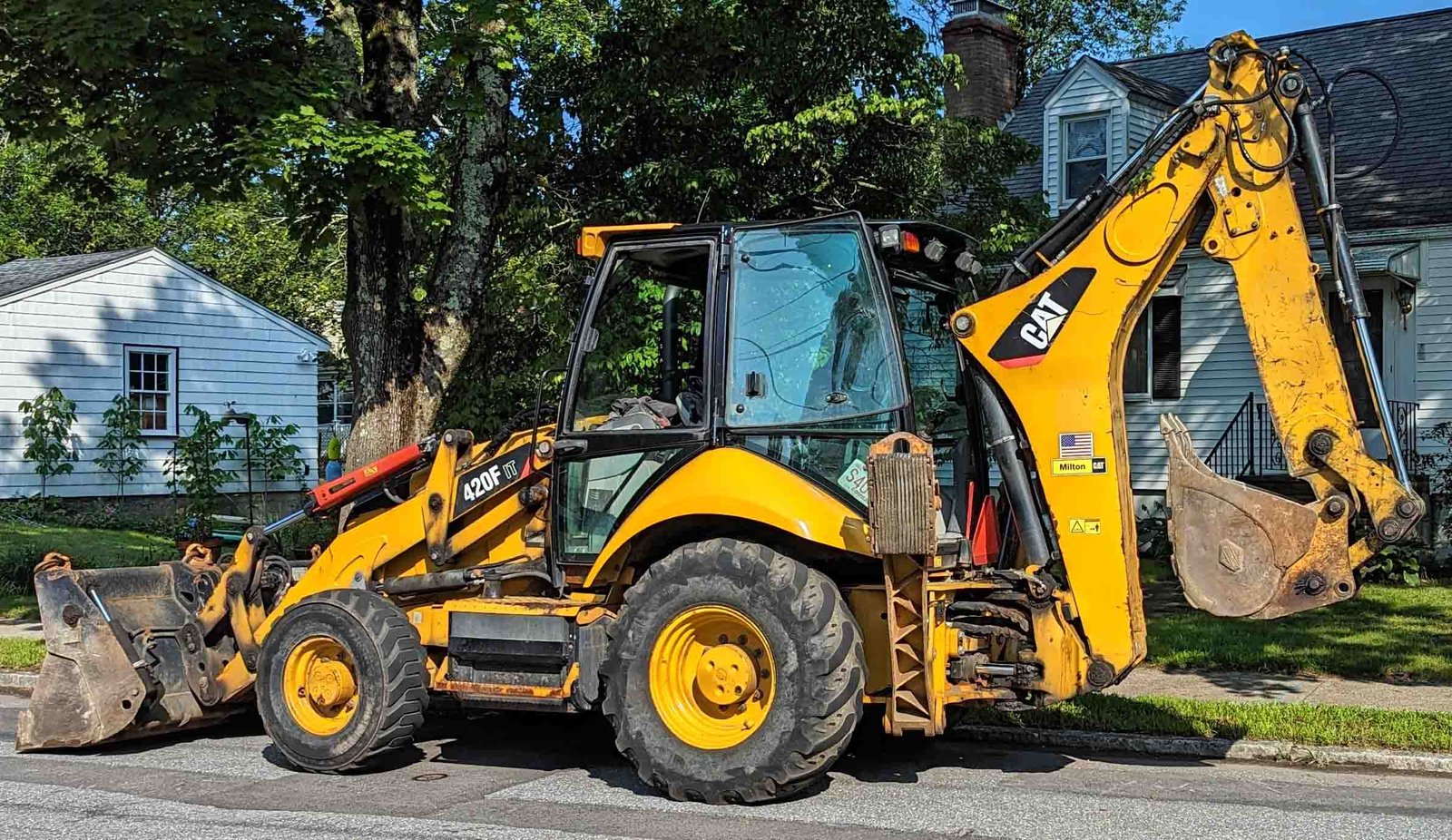 Man leads LPD on wild chase through Laval at the wheel of a backhoe