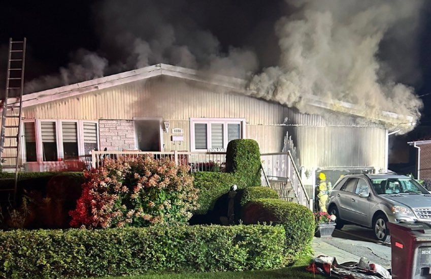 Smoke and flames damage house in Laval-Ouest