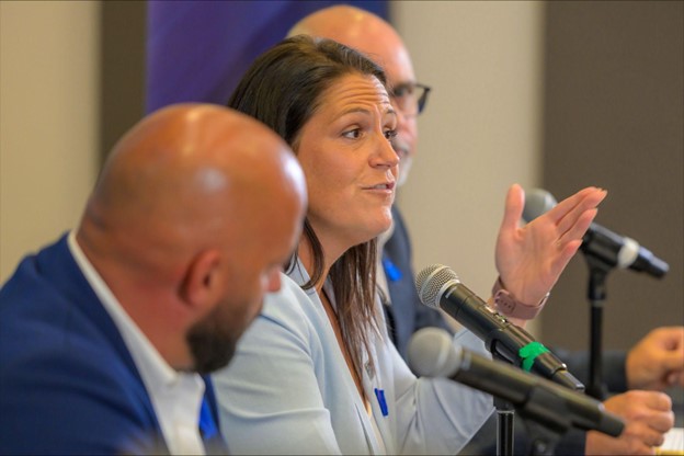 Valérie Fontaine, president of the fédération du personnel de soutien de l’enseignement supérieur (FPSES-CSQ) speaking at a press conference. (Courtesy photo by the CSQ)